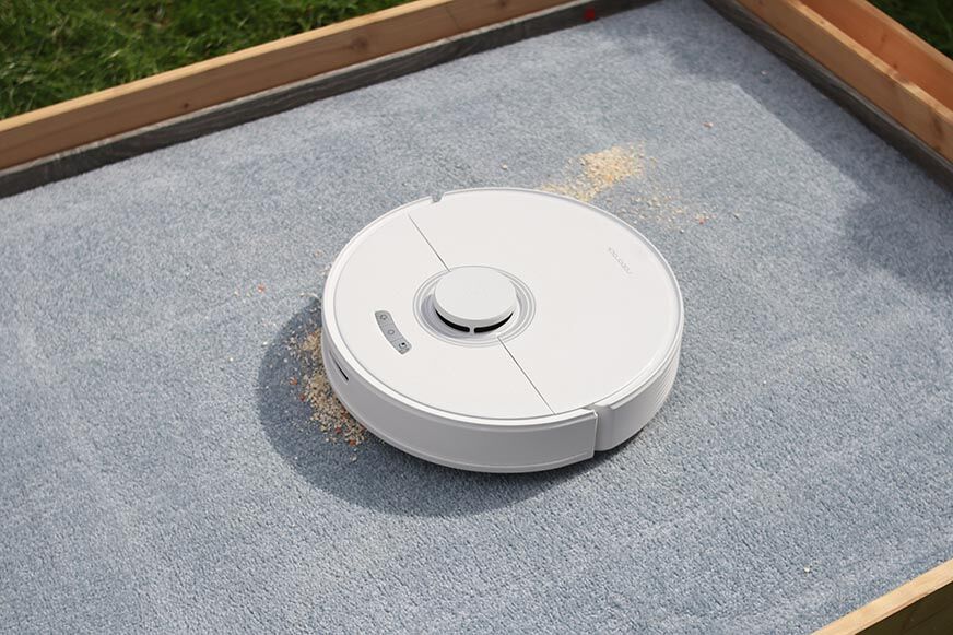 Roborock Q7 Max удаляет овсяные хлопья с ковра